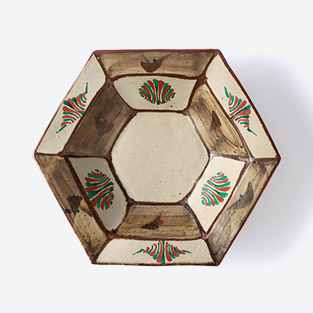 ＜濱田友緒＞濱田窯　地釉鉄砂赤絵六角鉢